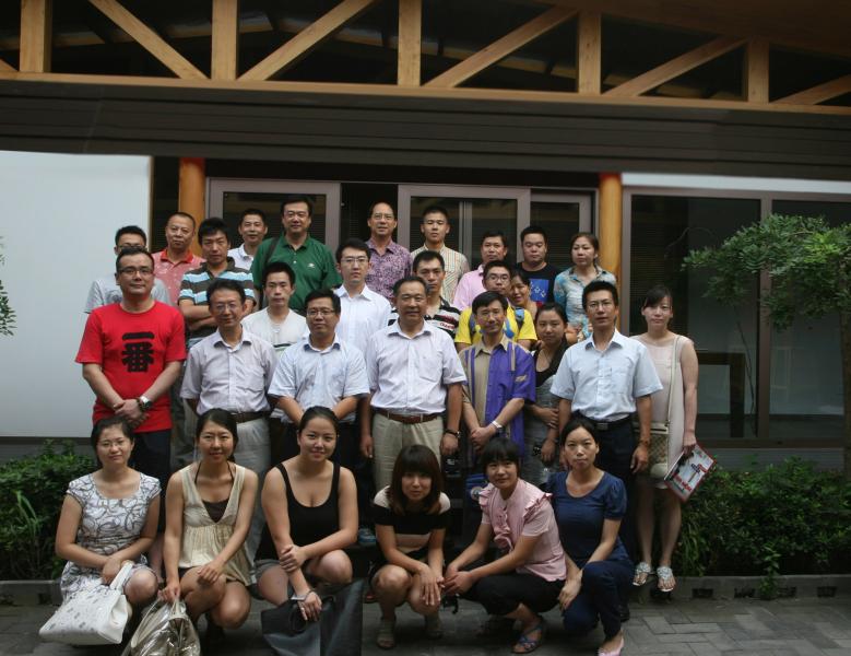 3中国世界和平基金会主席李若弘先生与志愿者们在第二次活动中合影.jpg