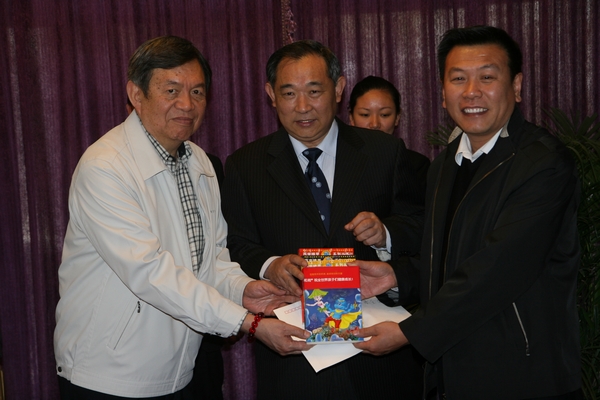 中国世界和平基金会向玉树孤儿院爱心捐赠自己编写的儿童科普读物