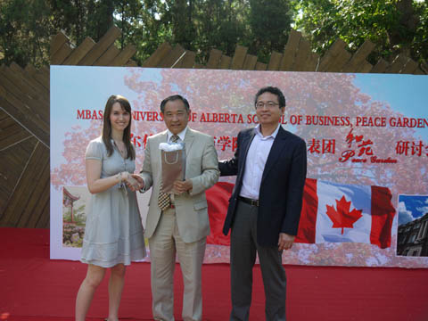 MBA学员代表向李若弘主席赠送纪念品 MBA representative giving souvenir to Chairman Li Ruohong.jpg